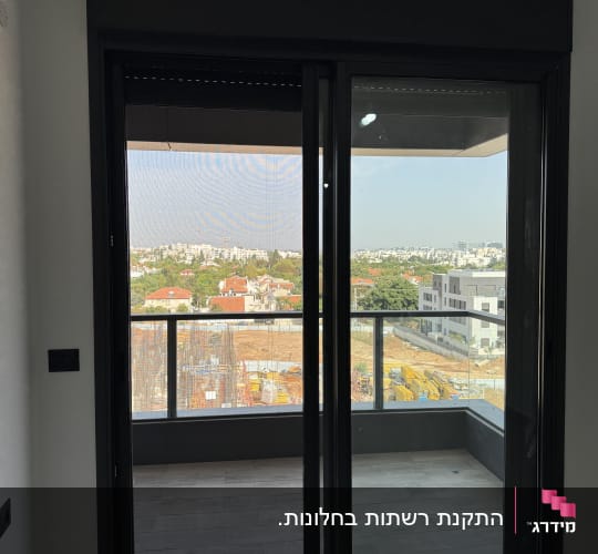 דלת אלומיניום למרפסת עם נוף עירוני